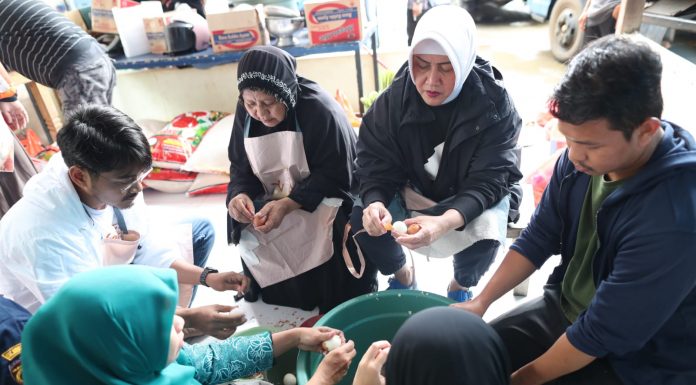 Ketua TP PKK Kota Makassar Bersama Wawali Makassar Kunjungi Posko Pengungsi Banjir di Katimbang
