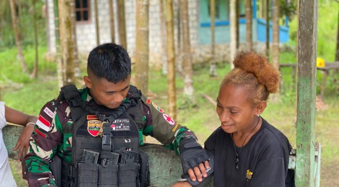 TNI AD Berikan Pelayanan Kesehatan Gratis Di Perbatasan Papua