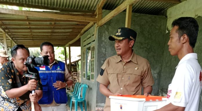 Tagana Pacitan Serahkan Bantuan Korban Tanah Longsor