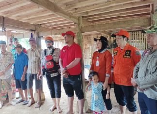 Pantang Menyerah Diperlihatkan Camat Segeri Hj.Dasriana,S.Sos Membantu Warganya yang Terdampak Banjir