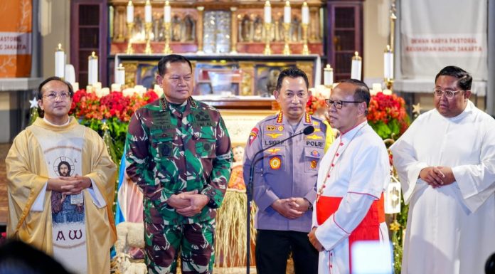 Tinjau Gereja di Malam Natal, Kapolri Pastikan TNI-Polri Beri Rasa Aman Sepanjang Nataru