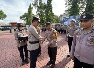 Kapolres Bantaeng Berikan Penghargaan 6 Orang Personilnya yang Berprestasi