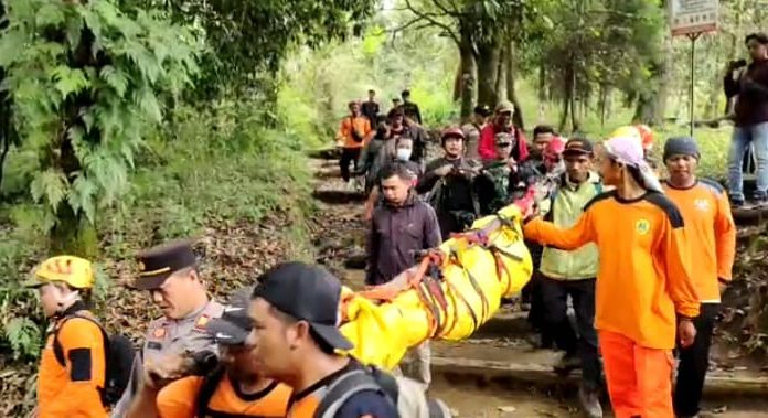 Dalam Cuaca Berselimut Kabut, Jasad Gati Ambarwati Dievakuasi Tim SAR Gabungan dari Puncak Gunung Lawu