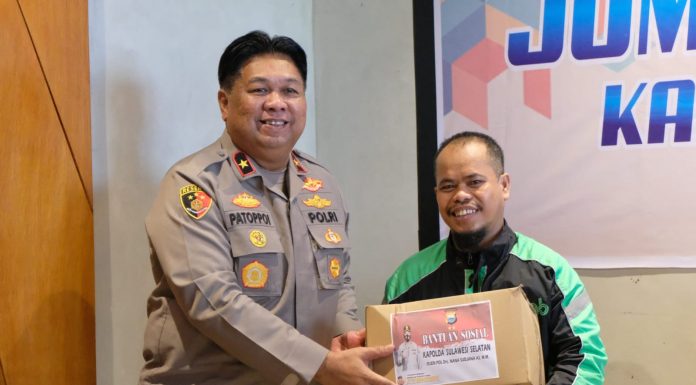 Gelar Jum’at Curhat, Wakapolda Sulsel Terima Aspirasi Warga Di Cobek-Cobek Gowa Sekaligus Bagi-bagi Sembako