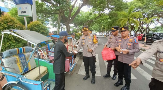 Personil Polres Bantaeng Bersama Bhayangkari dalam Giat Peduli ‘Bantaeng Berbagi’ Makanan Siap Saji Bagi Warga