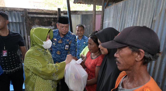 TP PKK Makassar Indira Yusuf Ismail Bagikan Paket Sembako Kepada Korban Banjir di Kecamatan Tamalate