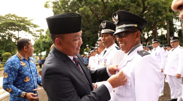15 Kepala Desa Bantaeng Terima Lencana Desa Mandiri di Hari Kesadaran Nasional