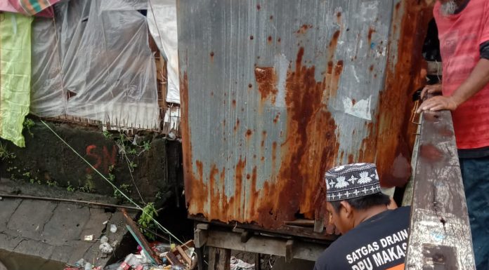 Tak Kenal Waktu, Tengah Malam Satgas DPU Pemkot Makassar Keruk Drainase Antisipasi Banjir Sampai Pagi Hari