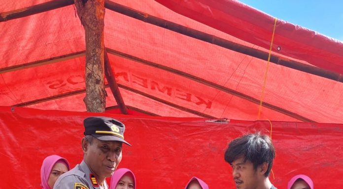 Kapolsek Tompobulu dan Ketua Bhayangkari Serahkan Bantuan Sembako Ke Korban Kebakaran di Lembang Gantarankeke Bantaeng