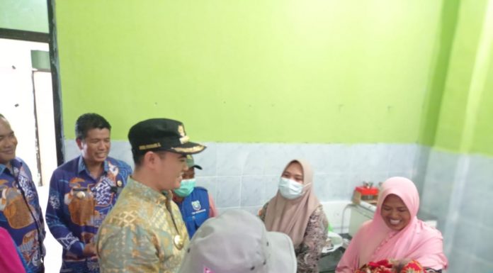 Bupati MYL ke Karanrang Pankep Motivasi Warga Minum Obat Cacing