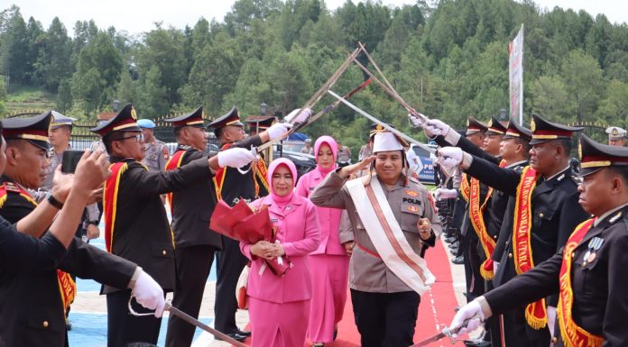 Kapolres Toraja Utara yang Baru AKBP Zulanda S.IK, M.Si Disambut Gelar Tradisi Pedang Pora
