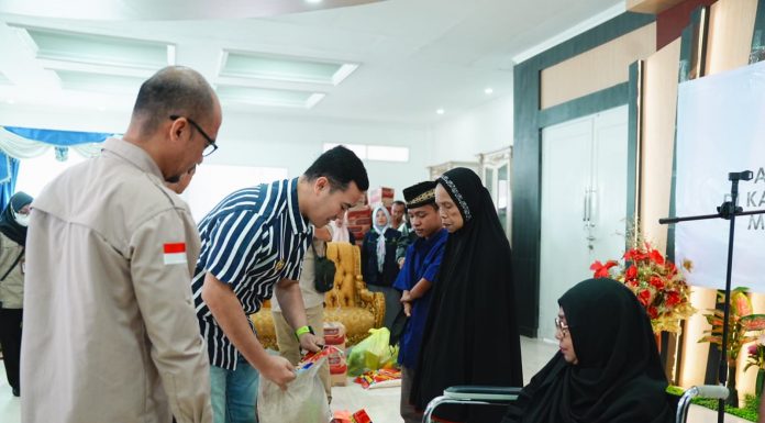 Ratusan Warga Terima Bantuan Paket Sembako, Kerjasama Pamkab Pangkep dan Sentra Gau Mabaji