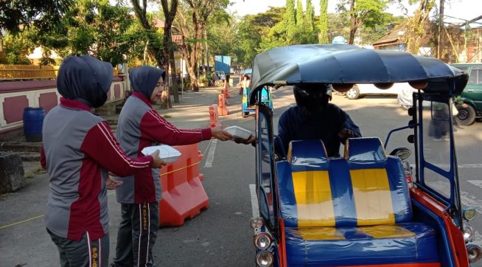 Jum’at Berbagi, Polwan Polres Pangkep Berbagi Makanan Depan Mako