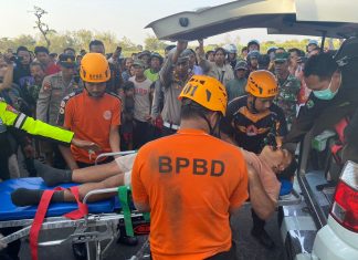 Truk Molen Cor Labrak Pick Up Berlawanan Arah, Empat Korban Terluka
