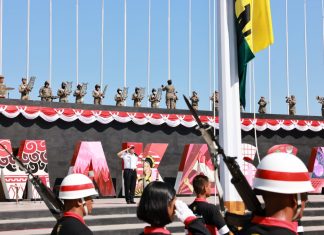 Walikota Danny Pomanto Pimpin Gladi Upacara dan Pengibaran Bendera Berkonsep Bunga Rampai di Anjungan Losari Makassar