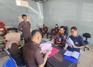 Tersangka Beserta BB Dugaan Korupsi Penggunaan Dana PDAM Kota Makassar Diserahkan Penyidik Ke Penuntut Umum