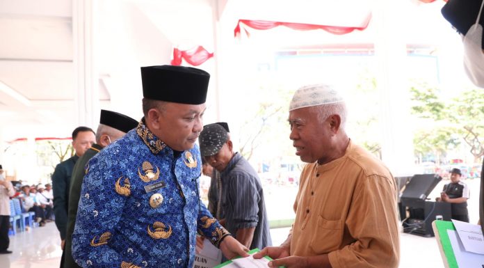 Kepedulian Bupati Bantaeng Dr.H. Ilham Azikin Salurkan Zakat dan Infaq BAZNAS Kepada Ratusan Penerima Manfaat