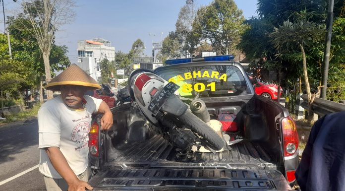 Suami Isteri Berboncengan Sepeda Motor Honda Vario Habis Piknik Tabrak Minibus, 1 Tewas 3 Terluka di Magetan