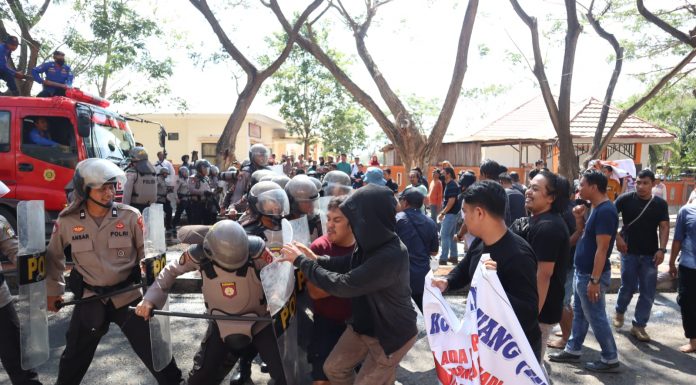 Polres Bantaeng Amankan ‘Unjuk Rasa’ di Depan Kantor KPU, Simulasi Antisipasi Pengamanan Pemilu 2024