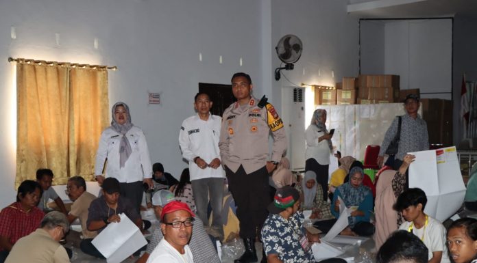 Kapolres AKBP E. Jacky T. Umbu Kaledi Pantau Langsung Pelipatan Surat Suara Di Gudang Logistik KPU Bantaeng