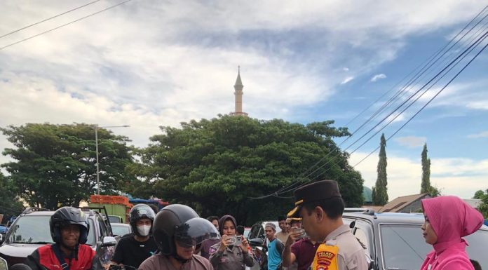 Berkah Bulan Suci Ramadhan, Polres Pangkep Bersama Bhayangkari Berbagi Takjil Kepada Masyarakat
