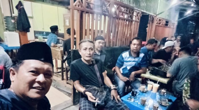 ‘Ngopi Bareng Sambil Mengenang Aksi Demo LMR-RI Makassar di Depan Monumen Mandala Hari Anti Korupsi Sedunia 2014 Lalu, ‘Aktivis LMR-RI Harus Kembali Turun Gunung’