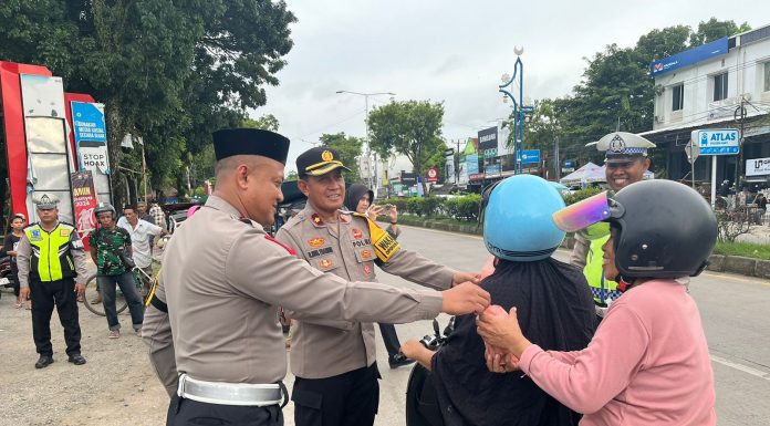 Indahnya Berbagi di Bulan Ramadhan Penuh Berkah, Polres Pangkep Bagi-bagi Takjil Kepada Warga Pengguna Jalan