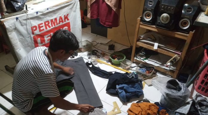 Tukang Permak Pakaian di Magetan Kebanjiran Order Jelang Lebaran Idul Fitri 1445 Hijriah