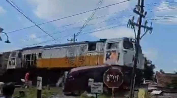Minibus Pemudik Asal Pasuruan Ditabrak Kereta Api di Perlintasan Madiun