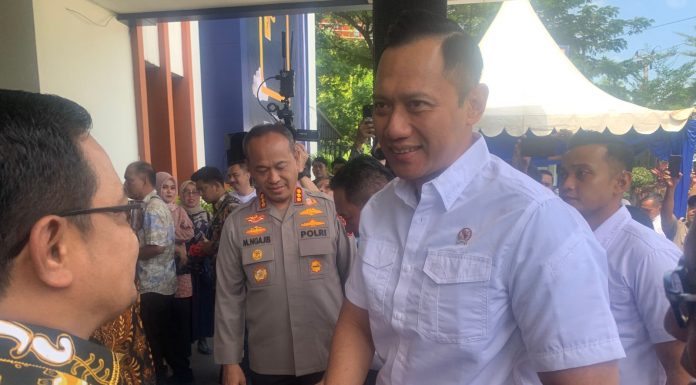 Penjabat Bupati Bantaeng Terima Sertifikat Elektronik dari Menteri Agraria dan Tata Ruang