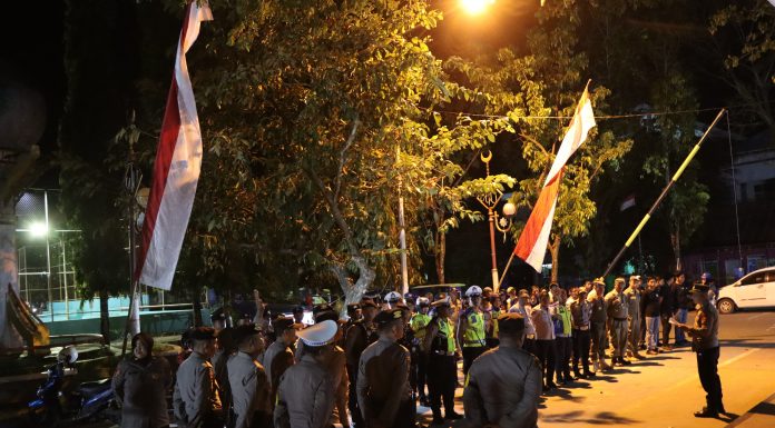 Personil Polres Pangkep Pengamanan Peluncuran Pilkada 2024 di Tribun Alun-alun Pangkep