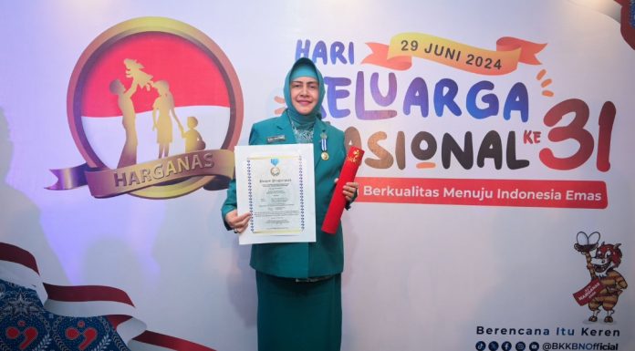Komitmen dan Dedikasi Tinggi PKK Makassar, Indira Yusuf Ismail Raih Manggala Karya Kencana dari BKKBN