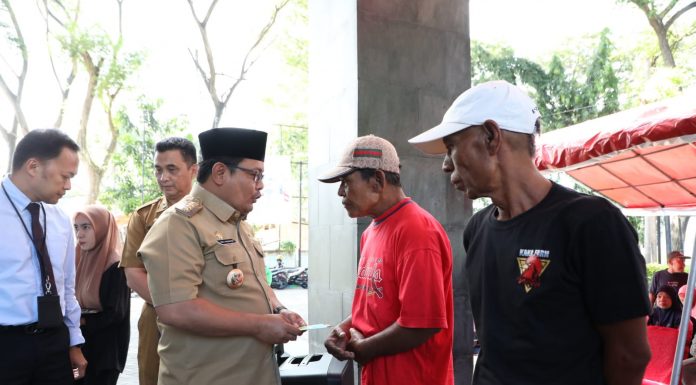 Salurkan Dana BLT-DBHCHT, Pj. Bupati Bantaeng Harap Bantuan Terus Meningkat Utamanya Prioritaskan Pelayanan Kesehatan