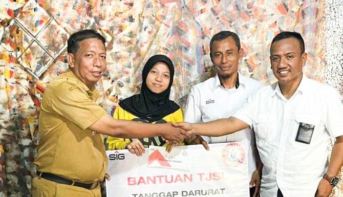 Melalui Program TJSL PT Semen Tonasa Serahkan Bantuan Sembako dan Uang Tunai Kepada Korban Kebakaran