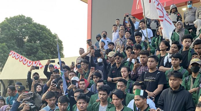 BEM, BLM dan HMI Komisariat Hukum UMI Seruduk Kantor DPRD Sulsel, Tolak Revisi RUU Pilkada