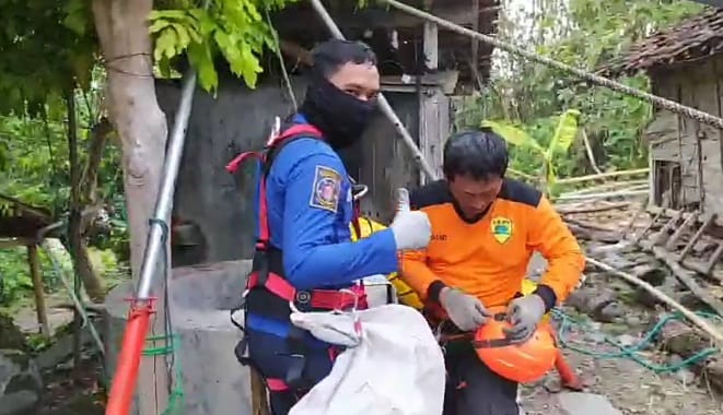Tim Damkar Ngawii Selamatkan Kambing ‘Terjebak Ranjau’, Terjerumus Masuk Sumur Sedalam 17 Meter