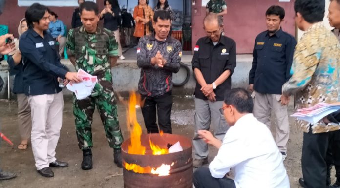 KPU Toraja Utara Gelar Pemusnahan Kertas Surat Suara Pilkada 2024 Yang Rusak