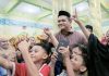 Bupati Bantaeng Uji Nurdin Berikan Bantuan Jamaah Masjid Jamiatul Khaeriah Saat Safari Ramadhan