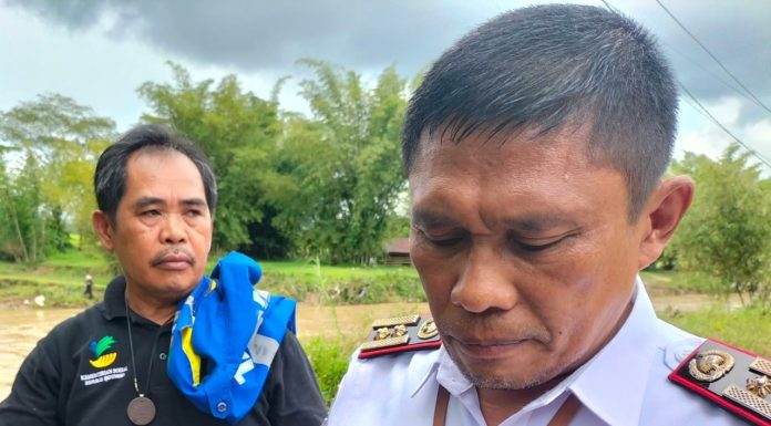 Kadinsos Toraja Utara Turun Tinjau Warga Yang Tedampak Musibah Banjir Sambil Serahkan Bantuan