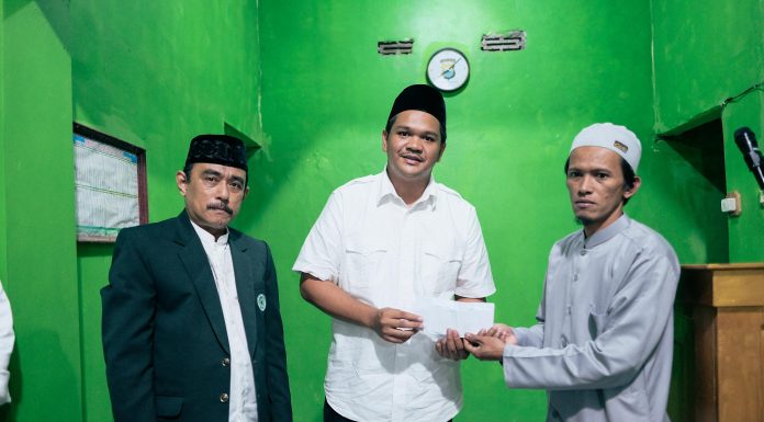 Bupati Bantaeng Uji Nurdin Serahkan Bantuan ke Masjid Nurul Ihsan Uluere Saat Safari Ramadhan
