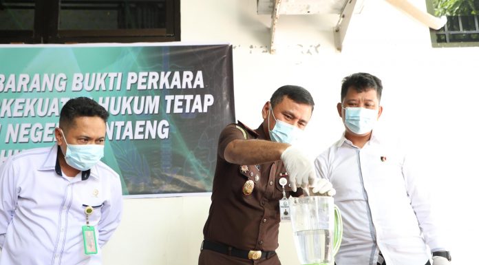 Kejari Bantaeng Bersama Pemkab Bantaeng, Adakan Pemusnahan Barang Bukti Tindak Pidana 2024