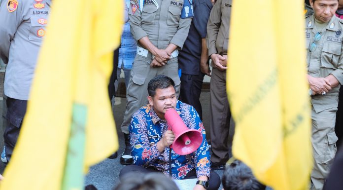 Duduk Melantai Bersama Demontrans, Bupati Bantaeng Uji Nurdin Jelaskan Penyebab PHK di KIBA