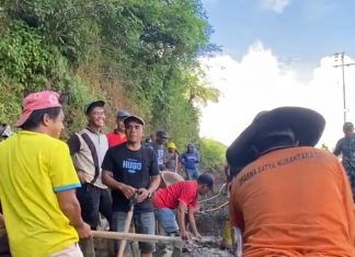 Dulu Janji-Janji Manis Calon Bupati dan Caleg Barru Akan Perbaiki Jalan di Desa Bacu-bacu, Akhirnya Warga Pilih Gotong Royong dan Cor Jalan Desa Secara Swadaya