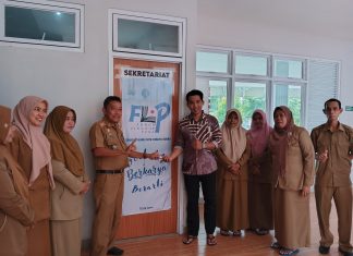 Kadis Perpustakaan Pemkab Barru Serahkan Kunci Sekretariat Kepada Ketua FLP Cabang Barru