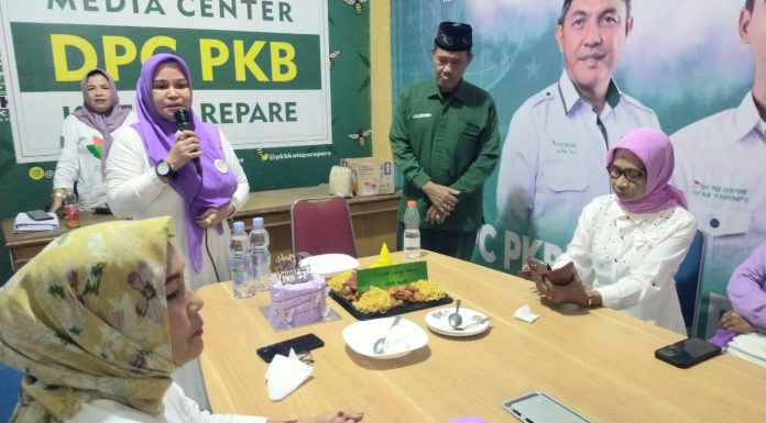 PKB Parepare Peringati Harlah ke-27, Ditandai Pemotongan Tumpeng Oleh Ketua Perempuan PKB