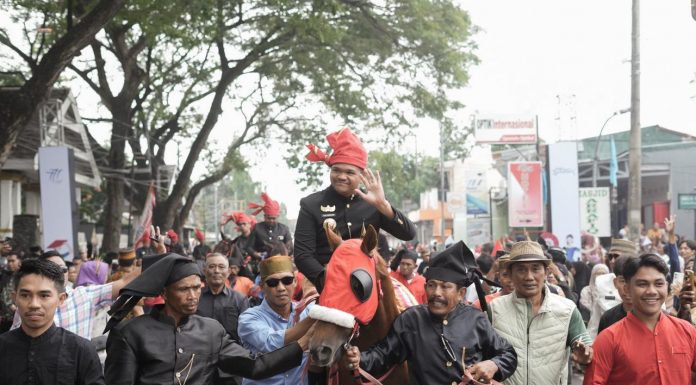 Kirab Budaya di Hari Jadi Bantaeng ke-771, Bupati Uji Nurdin Tunggangi Kuda Menuju Lapangan Pantai Seruni