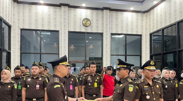 Kajari Bantaeng Pimpin Langsung Sertijab dan Pelantikan Dua Kepala Seksi