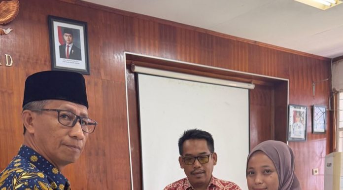Sekwan DPRD Muh.Yamin Serahkan SK PPPK Paruh Waktu di Lingkungan Sekretaris Dewan Luwu Utara