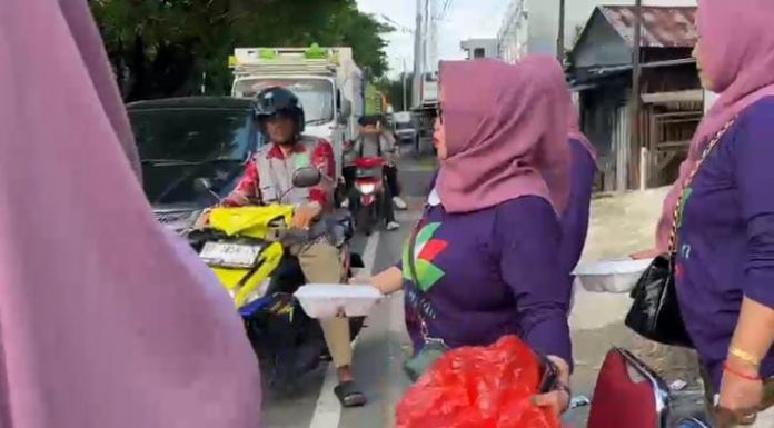 Gelar Buka Puasa, Perempuan Bangsa PKB Parepare Berbagi Takjil di Jalan ke Warga Pada Bulan Suci Ramadhan