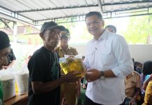 Peduli, Bupati Bantaeng Uji Nurdin Salurkan Bantuan Beras dan Minyak Goreng Untuk 31.654 Warga